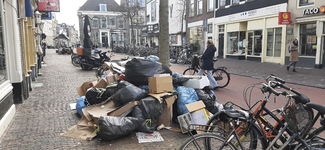 903889 Afbeelding van een hoop afval op straat in de Voorstraat te Utrecht, als gevolg van een staking van het ...